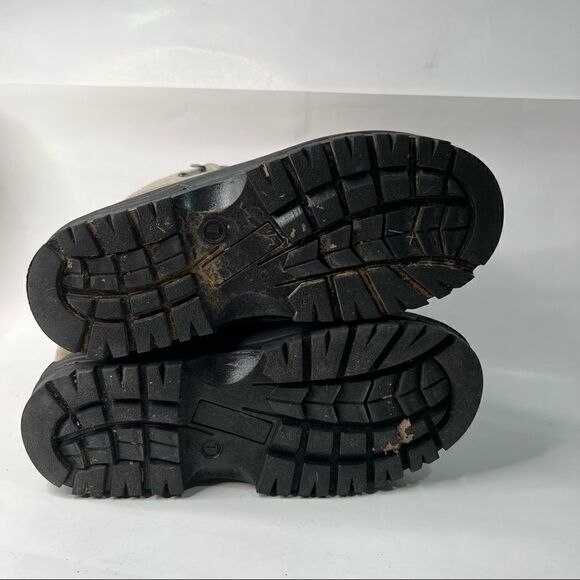 It’s a tan black and pink Icebreaker Waterproof Lace up boots - Picture 6 of 16